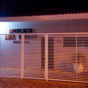 As grades brancas contornam a fachada do escritório em Monte Alto/SP.